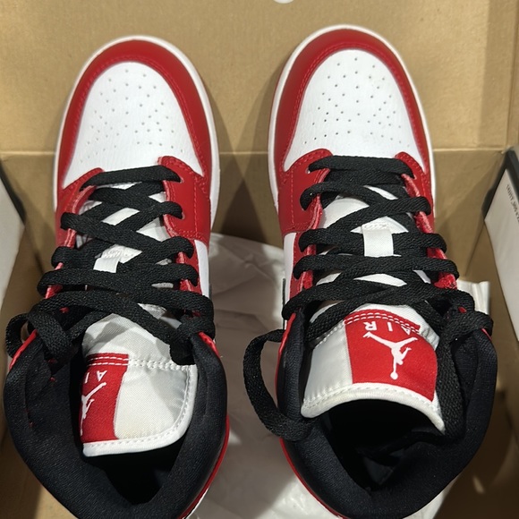 Air Jordan 1 Mid Chicago Red GS Size 5 - Picture 7 of 10